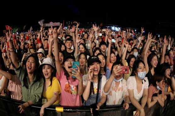 Thousands of revelers attend Wuhan music festival