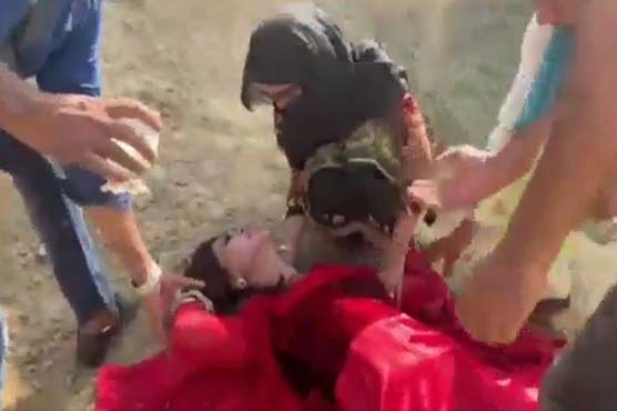 Fiza Ali falls from mound during shooting of Malkoo's song in dessert