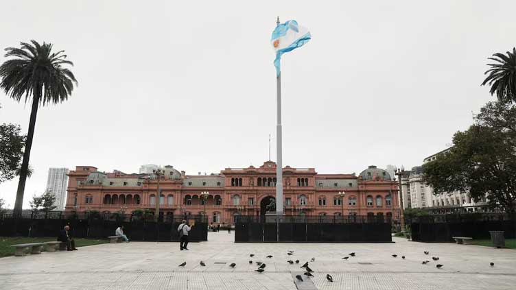 Argentina seals 20 billion-dollar IMF deal, tears down currency controls