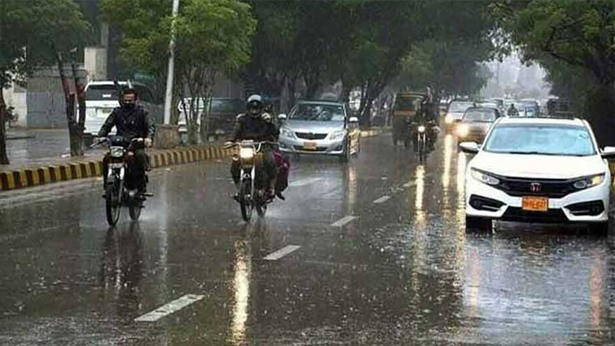 Heavy rainfall causes flooding and traffic chaos in Karachi