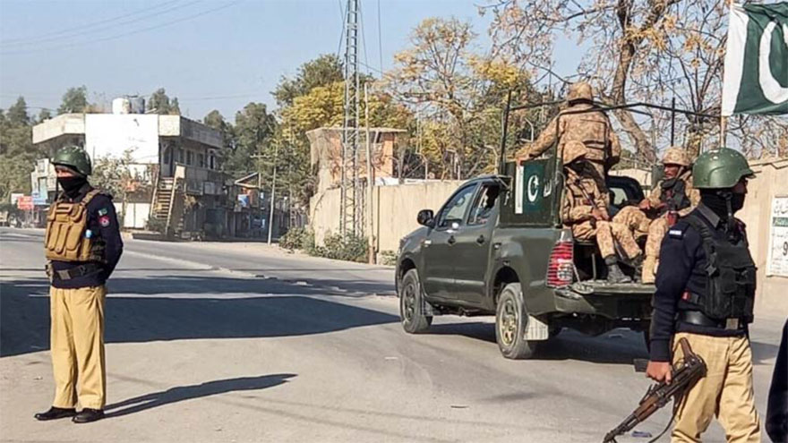 10 civilians dead, several injured in suicide attack at Bannu police station 
