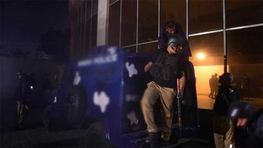 Dacoits deprive several citizens of valuables on bridge in Karachi