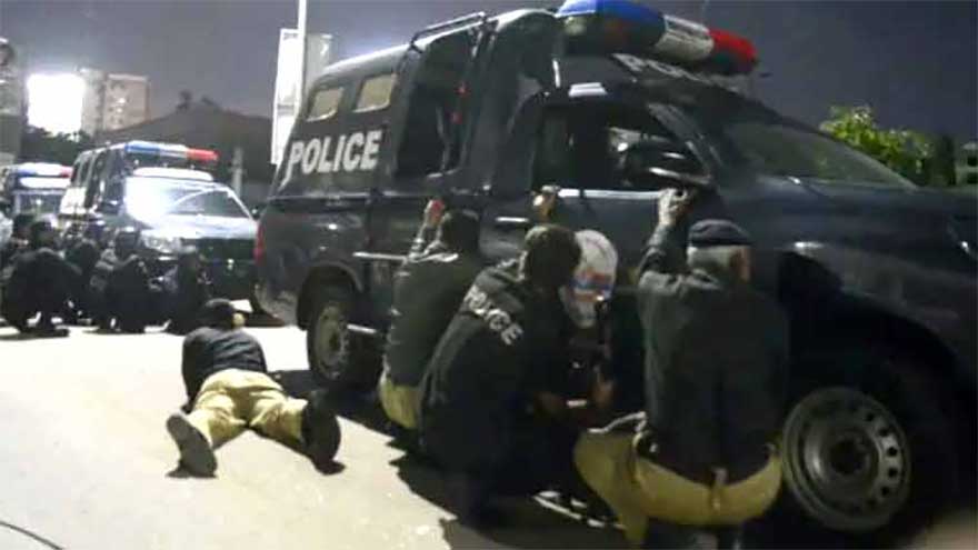 Policeman martyred, other injured in Karachi shooting