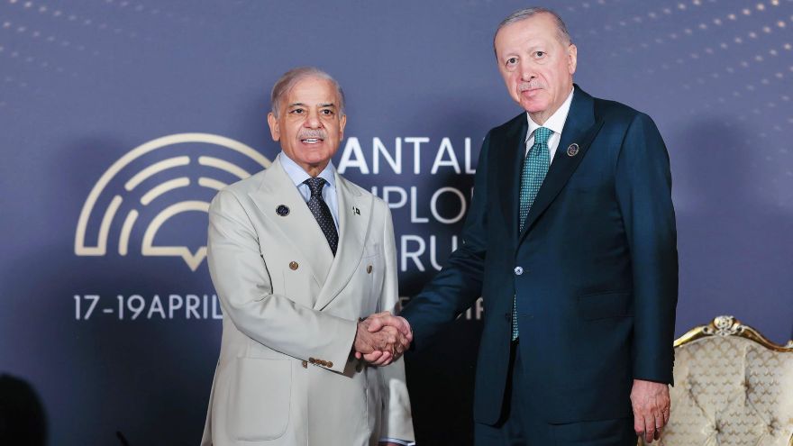 PM Shehbaz meets President Erdogan in Antalya, vows stronger Pakistan-Turkiye ties