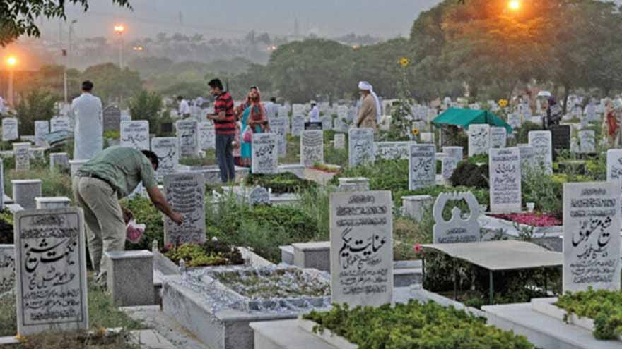 City wardens deployed to ensure smooth traffic flow around cemeteries in Karachi