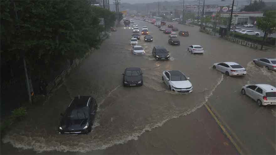 Strong winds, rain and hail lash several Karachi areas, disrupt traffic