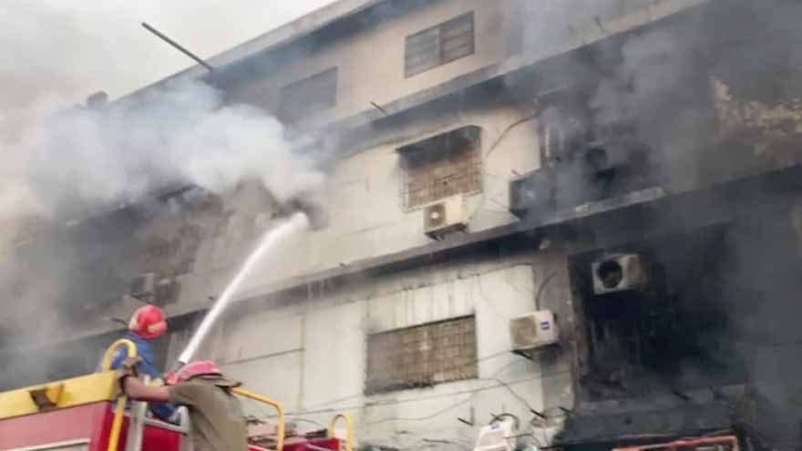 Karachi Gul Plaza fire: Families burst into tears as loved ones still missing