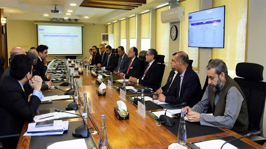 Finance Minister reviews insurance sector proposals for upcoming budget