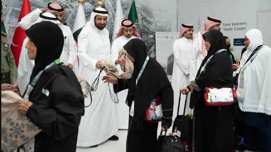 Minister of Hajj, Umrah inspects pilgrim services at Jeddah airport