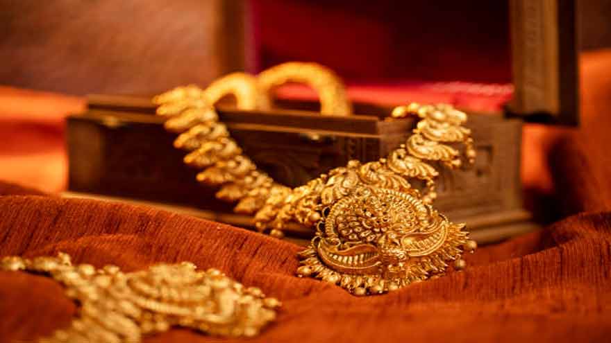 Gold prices increase by Rs11,100 per tola in Pakistan 