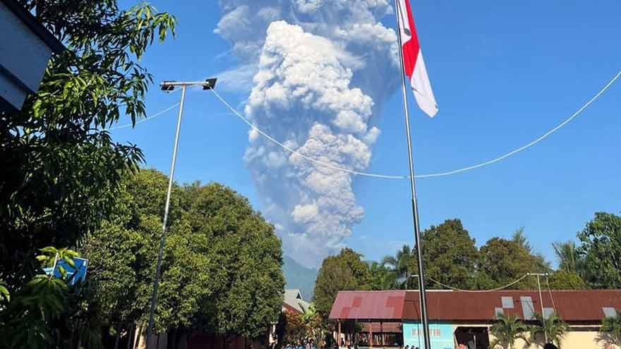 Indonesian authorities search for 3 hikers missing after Mount Dukono eruption, 17 evacuated