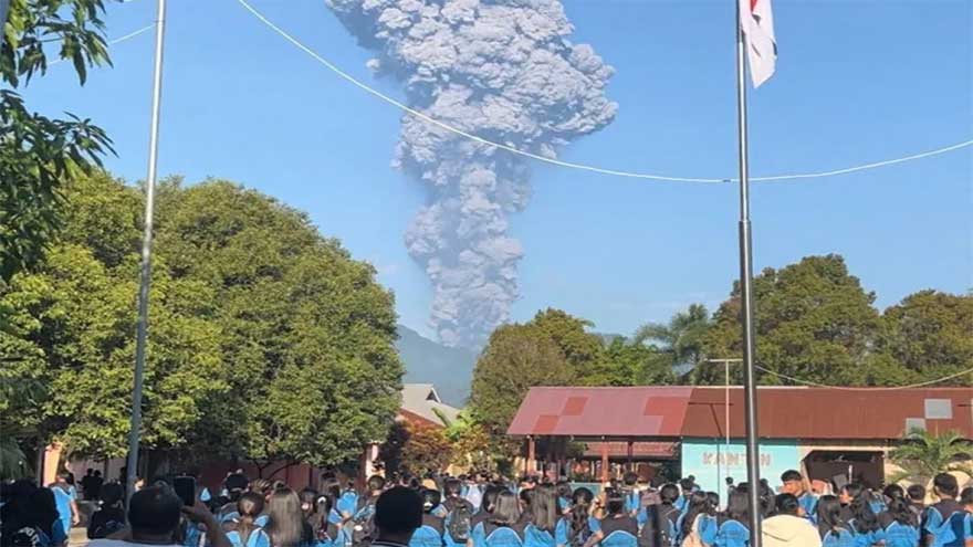 Indonesia volcanic eruption kills three hikers: officials