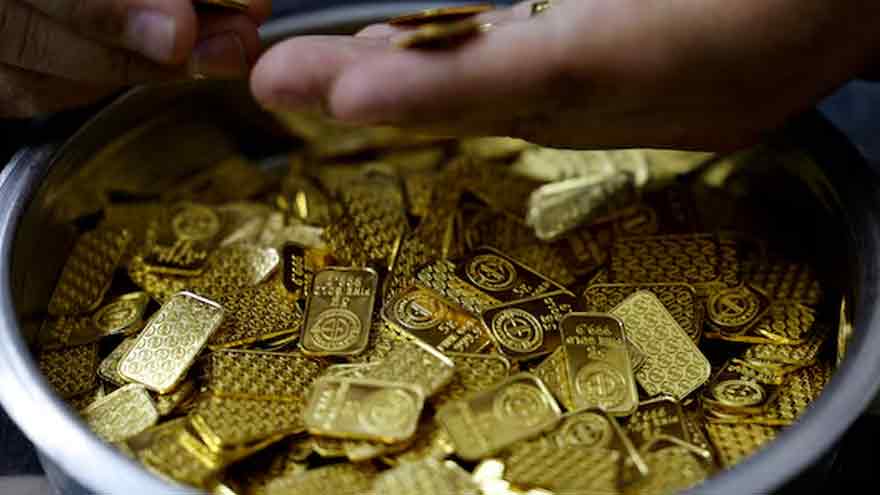 Gold falls on oil-driven inflation worries as USIran peace talks falter